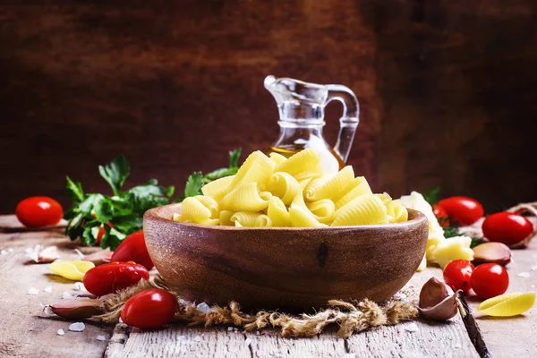 Castellane torkad pasta i en skål — Stockfoto