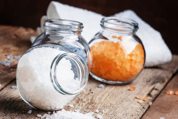 Barevné koupelové soli ve sklenicích — Stock fotografie