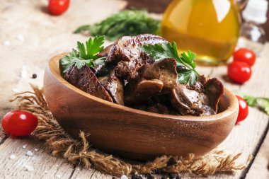 Bir kase içinde kızarmış tavuk ciğeri