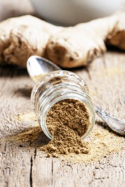 Toz zencefil cam kavanozda