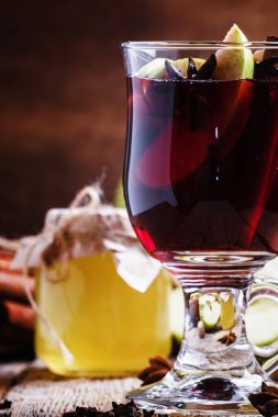 Apple-vanilya mulled şarap