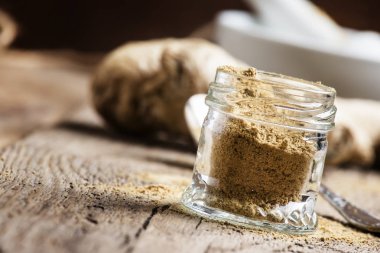 Toz zencefil cam kavanozda