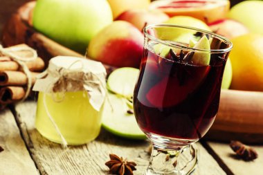 Apple-vanilya mulled şarap