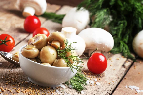 Ingeblikte champignons met dille en mosterd zaden — Stockfoto