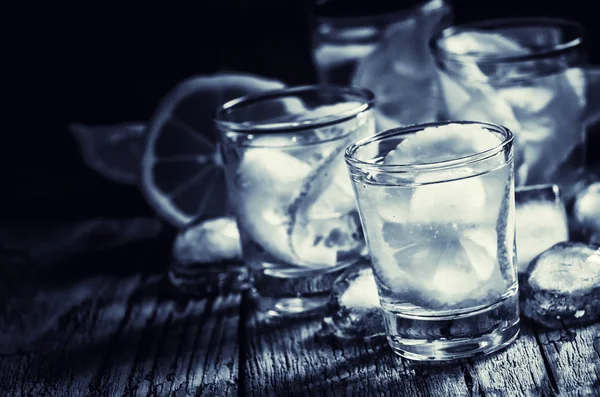 Foto in bianco e nero. Vodka al limone con ghiaccio — Foto Stock