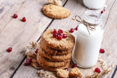 NET tanımlama bilgilerini cam şişelerde süt içecek 