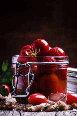 Turşu kırmızı kiraz domates