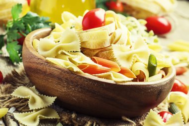 Pişmemiş makarna karışımı bir kase