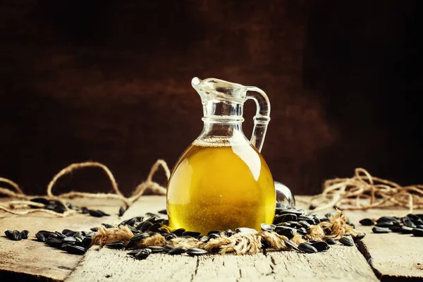 Świeżo wyciśnięty olej słonecznikowy — Zdjęcie stockowe