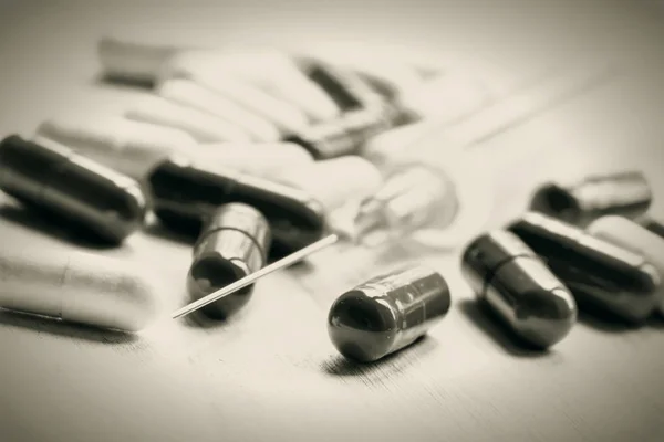 Photo en noir et blanc. Médicament en capsules — Photo