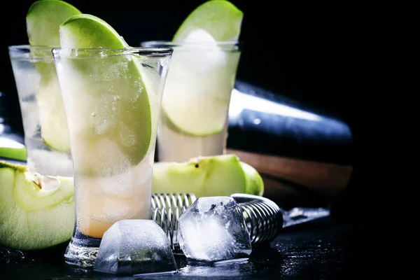 Apple cocktail met rum en SAP — Stockfoto