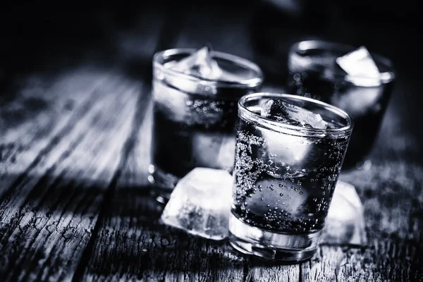 Black and white photo. Alcoholic cocktail from cola with whiskey — Stock Photo, Image