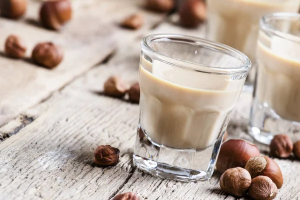 Schnaps mit Nüssen im Schnapsglas — Stockfoto