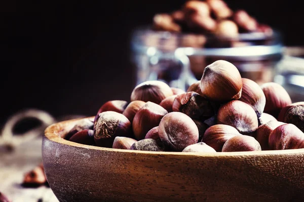 Сырые лесные орехи в раковине в миске — стоковое фото