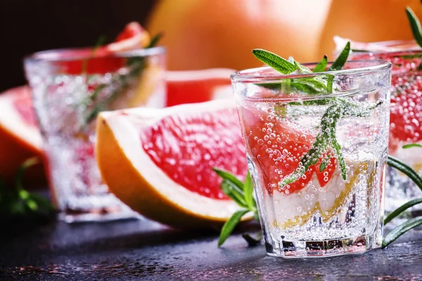 Alcoholic cocktail with grapefruit — Stock Photo, Image