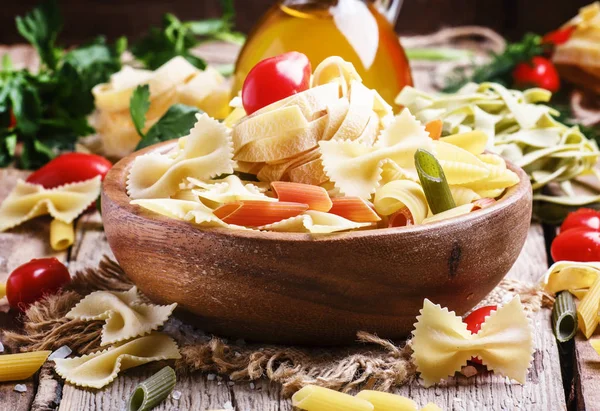 Ruwe pasta mix in een kom — Stockfoto