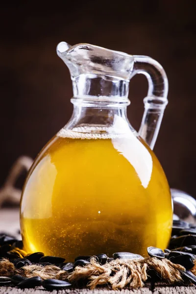 Świeżo wyciśnięty olej słonecznikowy — Zdjęcie stockowe