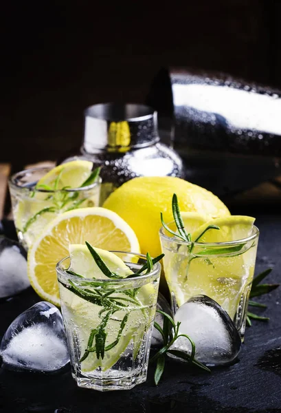 Refreshing lemon drink — Stock Photo, Image