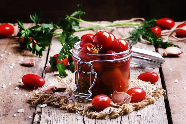 Ingemaakte rode cherry tomaten — Stockfoto
