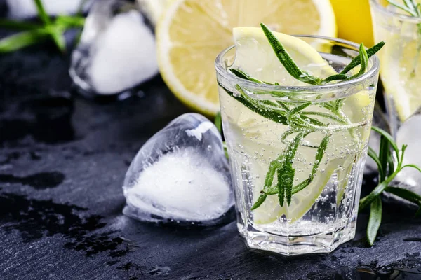 Ferahlatıcı limon içecek — Stok fotoğraf