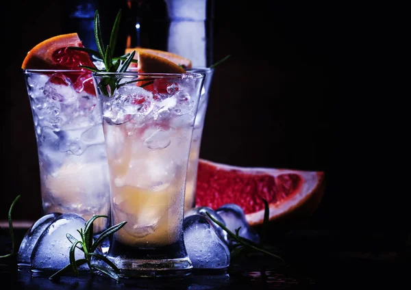 Алкогольный коктейль с грейпфрутовым соком — стоковое фото