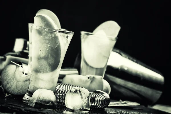 Siyah ve beyaz fotoğraf. Elma suyu ile rum kokteyl 