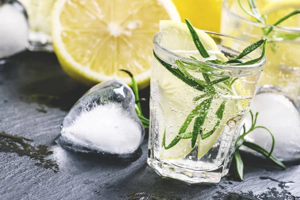 Освежающий лимонный напиток — стоковое фото