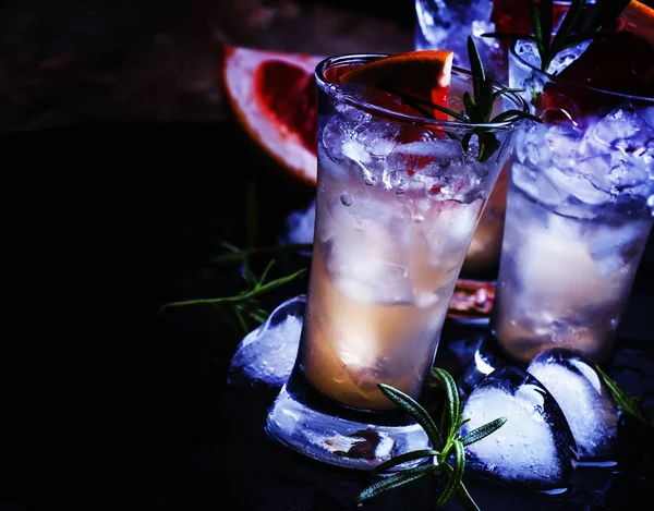 Alcoholic cocktail with grapefruit juice — Stock Photo, Image