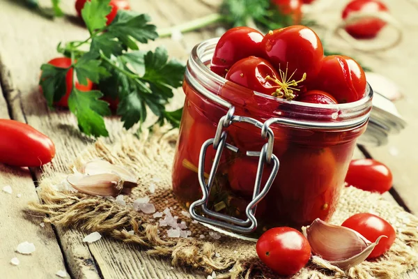 Мариновані червоні вишневі помідори — стокове фото