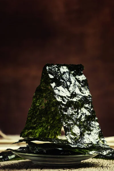 Chips de nori, fond bois vintage — Photo