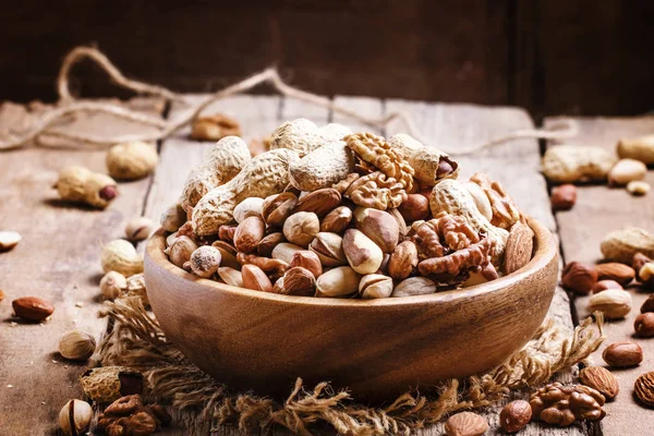 Nötter blanda i en skål — Stockfoto
