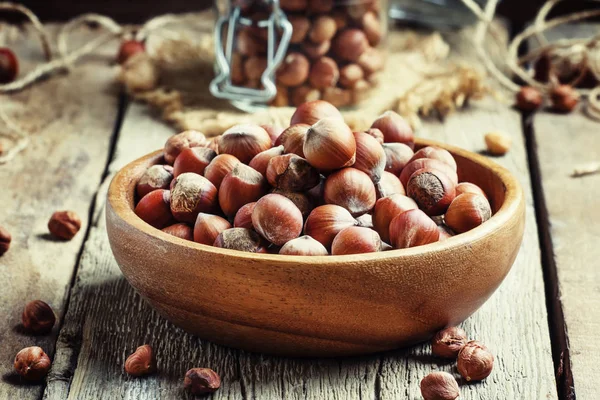 Avellanas crudas con cáscara en un bol — Foto de Stock