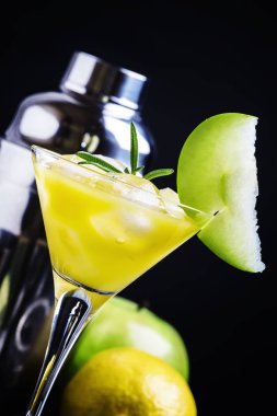 Alkollü kokteyl elmalı martini