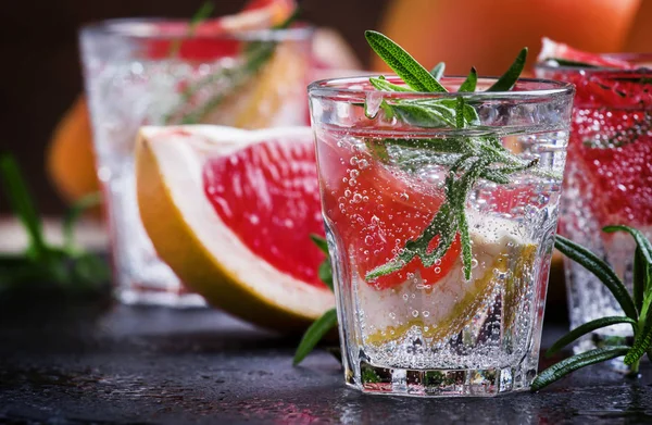 Citrus verfrissende limonade met rozemarijn en grapefruit — Stockfoto