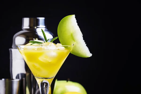 Алкогольный яблочный мартини — стоковое фото