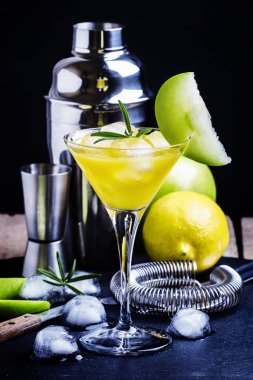 Alkollü kokteyl elmalı martini