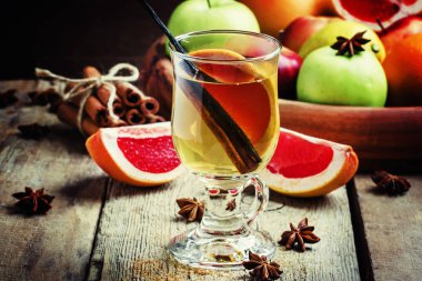 Sıcak beyaz şarap alkollü kokteyl 