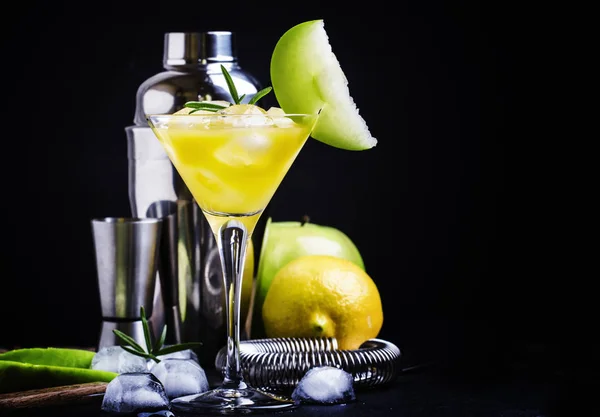 Alkoholischer Cocktail apple martini — Stockfoto