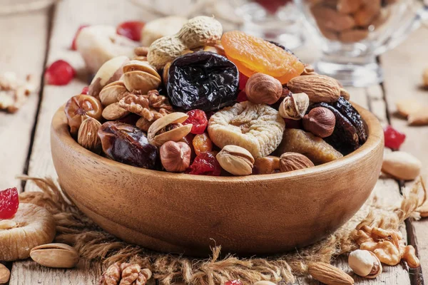 Nueces y mezcla de frutas secas —  Fotos de Stock