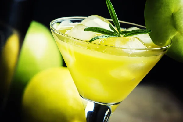 Алкогольний коктейль яблучний мартіні — стокове фото