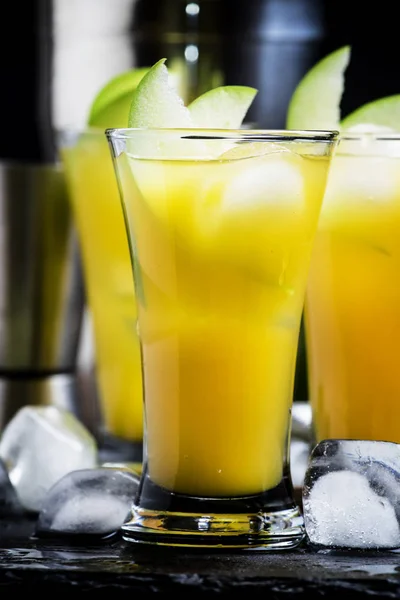 Alkoholischer Cocktail Ahornapfel — Stockfoto