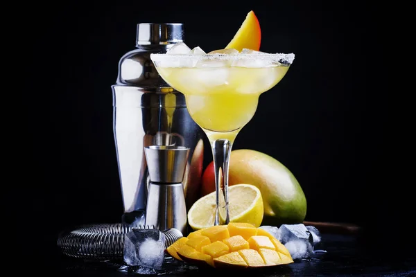 Cóctel alcohólico mango daiquiri —  Fotos de Stock