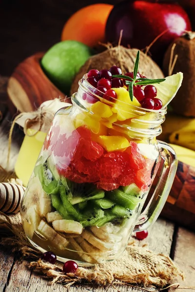 エキゾチックなフルーツ サラダ — ストック写真