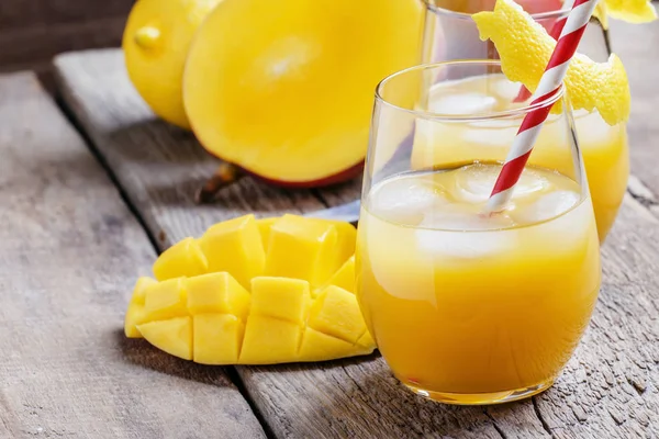 Vers geperst mango sap — Stockfoto