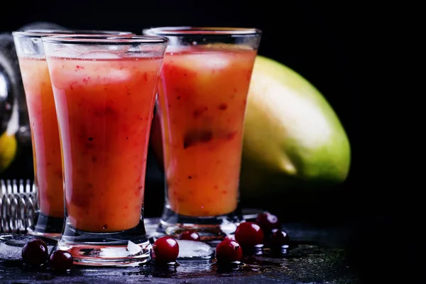Alkoholowy koktajl mango i Nalewka z żurawiny — Zdjęcie stockowe