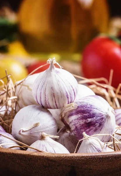 Kleiner frischer Knoblauch in einer Schüssel. — Stockfoto