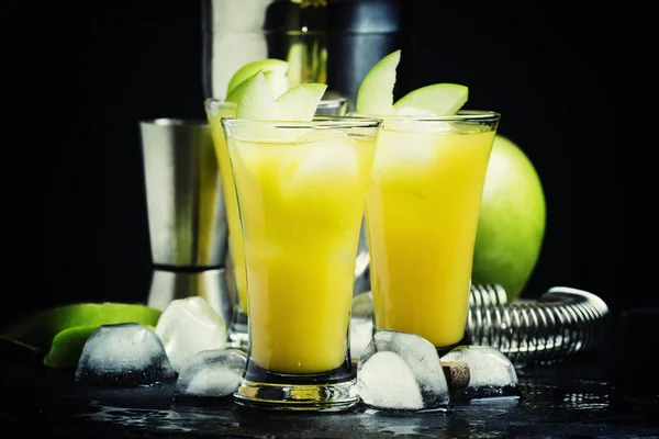 Cocktail alcoólico maçã de bordo — Fotografia de Stock