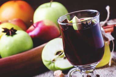 Elma ve tarçın ile sıcak mulled şarap