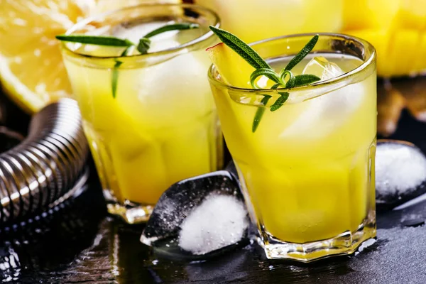 Алкогольный коктейль, ром Коллинз с манго — стоковое фото