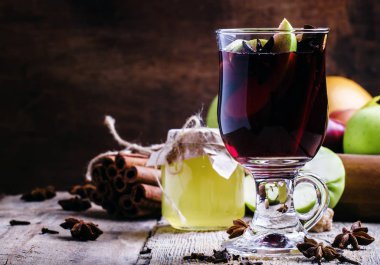 Elma ve tarçın ile sıcak mulled şarap